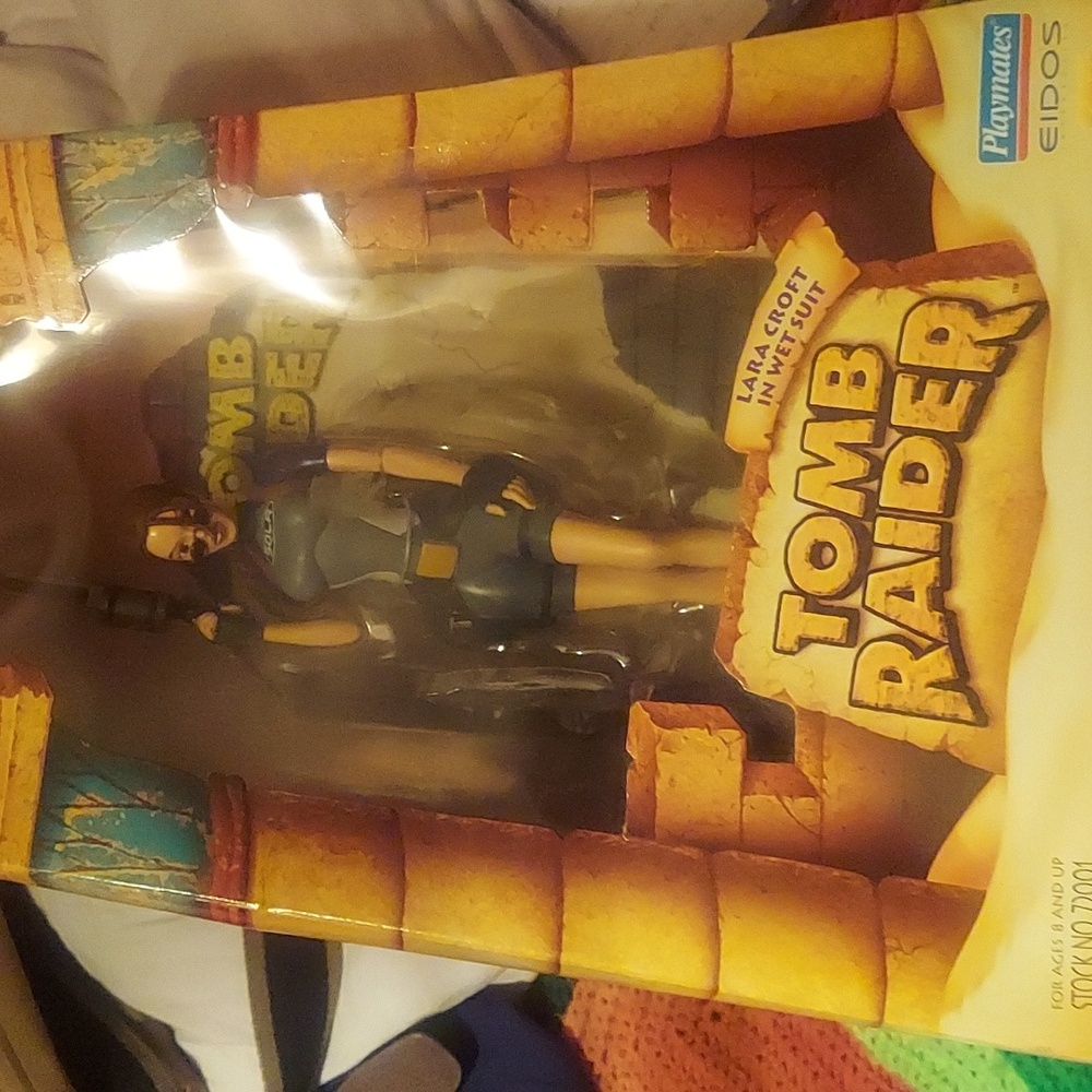 Nwt. Vintage 1998 Lara croft tomb raider action figure.